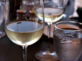 640px-glass_of_white_wine