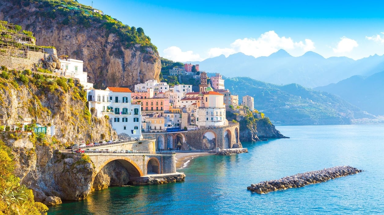 https://www.italyperfect.com/cdn-cgi/image/format%3Dauto%2Cwidth%3D1256/https%3A//www.italyperfect.com/g/photos/upload/sml_663599357-1591025751-ip-info-amalfi.jpg